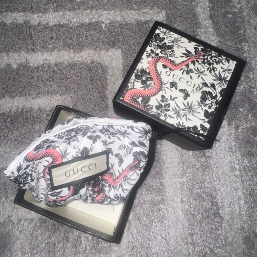 Gucci letter “G” Necklace 
New with Box & Dust Bag - Picture 4 of 5